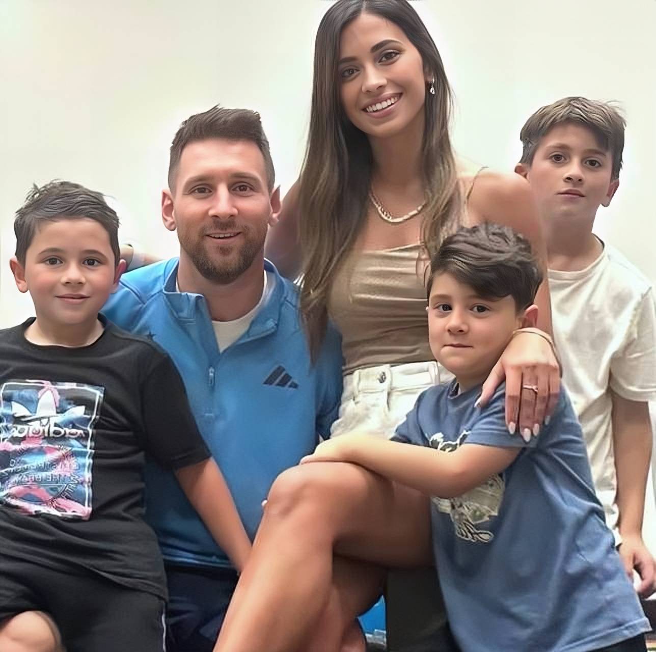 36岁梅西与35岁安东内拉秀恩爱,球王一家5口太幸福 球迷:祝福!