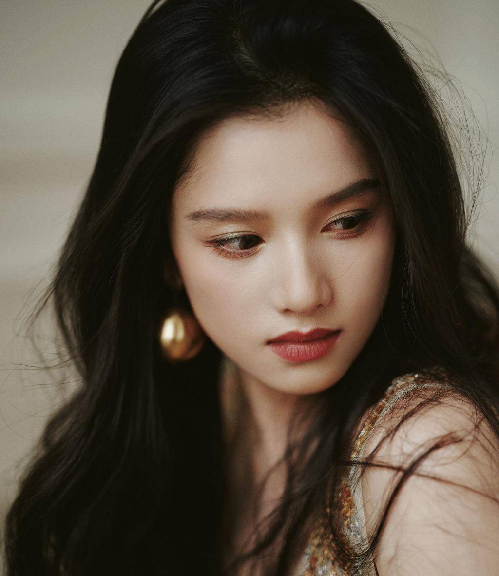 张婧仪巴黎时装周生图来了,真公主附体,她就是秋日精灵吧?