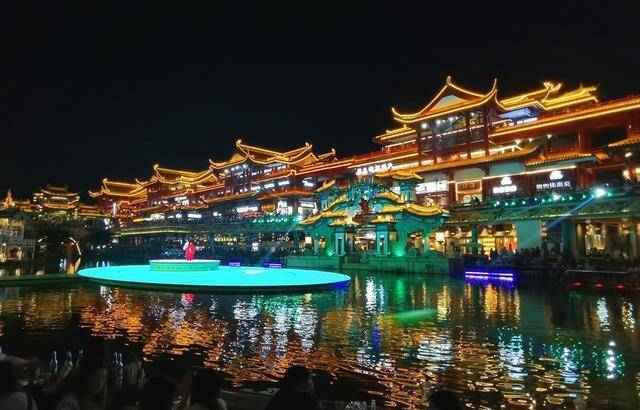 四川有一大型景区,风景可与大唐不夜城媲美,日均客流量达5万人_东坡