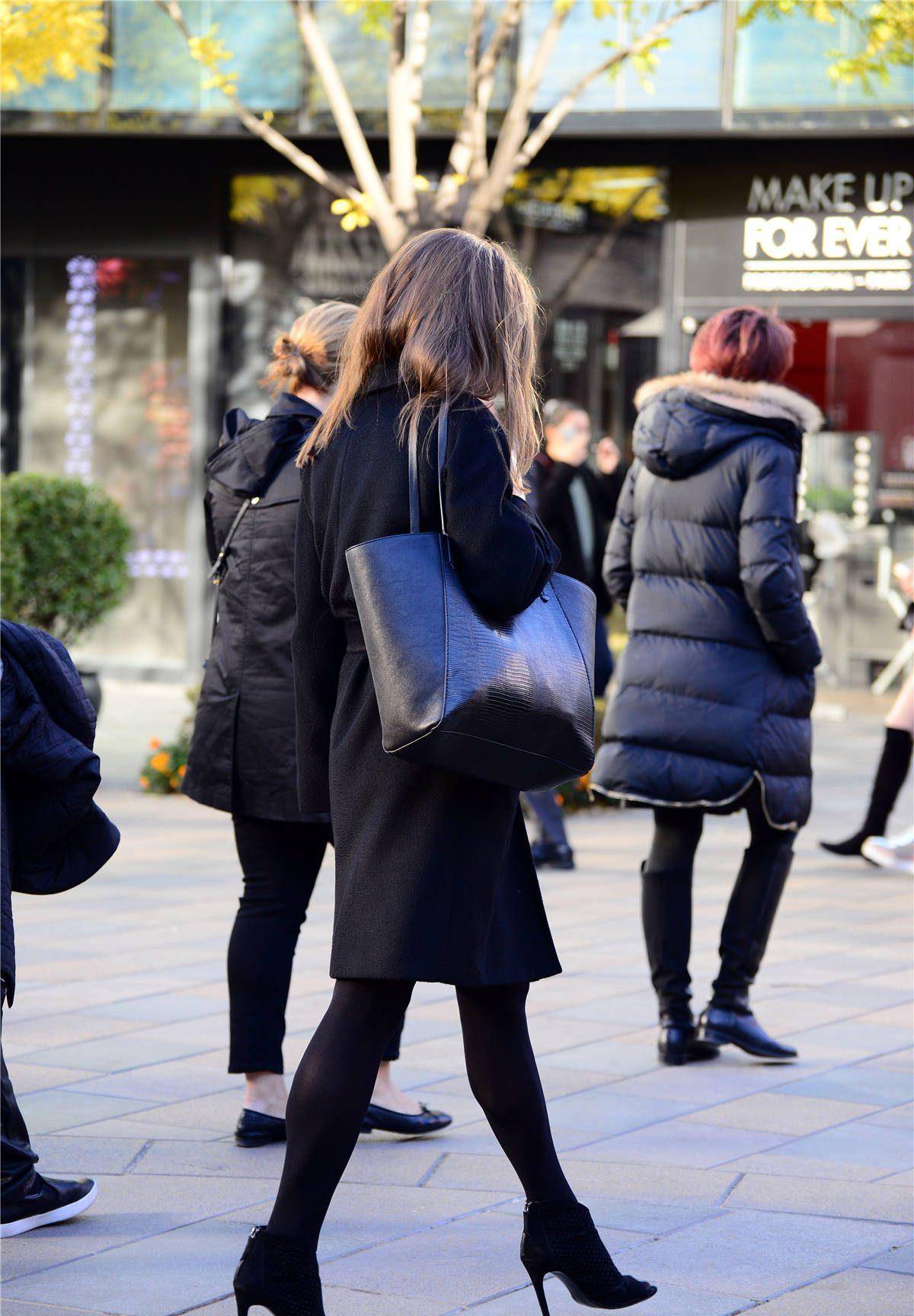 10厘米的细高跟踝靴,黑色露趾的设计,搭配黑色厚丝袜_美女_时尚_身材