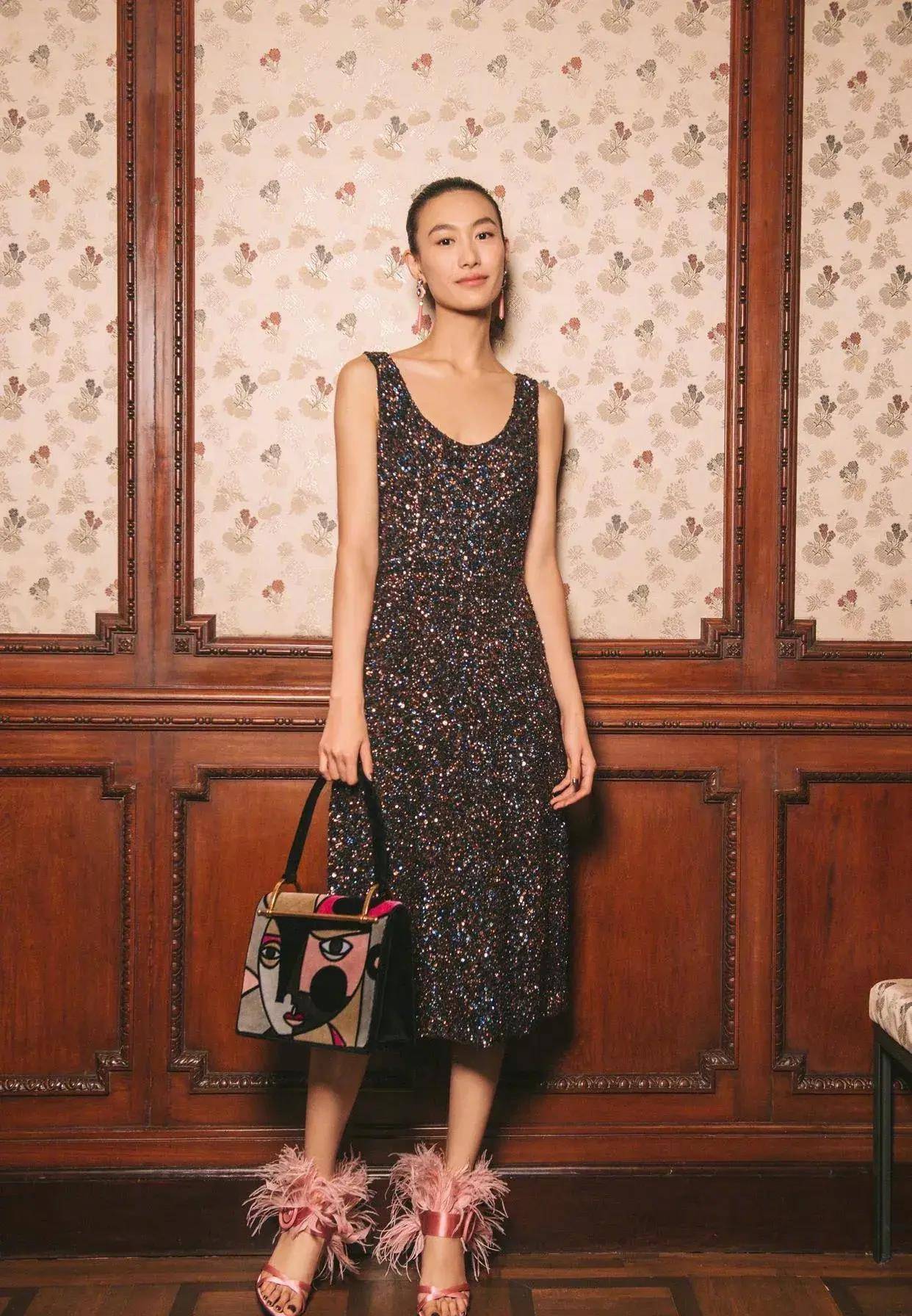 秦舒培的时尚嗅觉和独特的个人魅力让她无论穿什么都显得时尚.