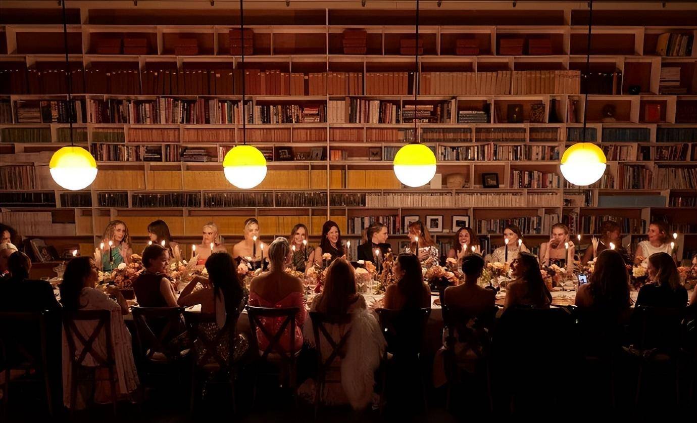 碧翠丝公主参加时尚晚宴,一身闪片礼服又美又飒,仪态也好看很多_裙子