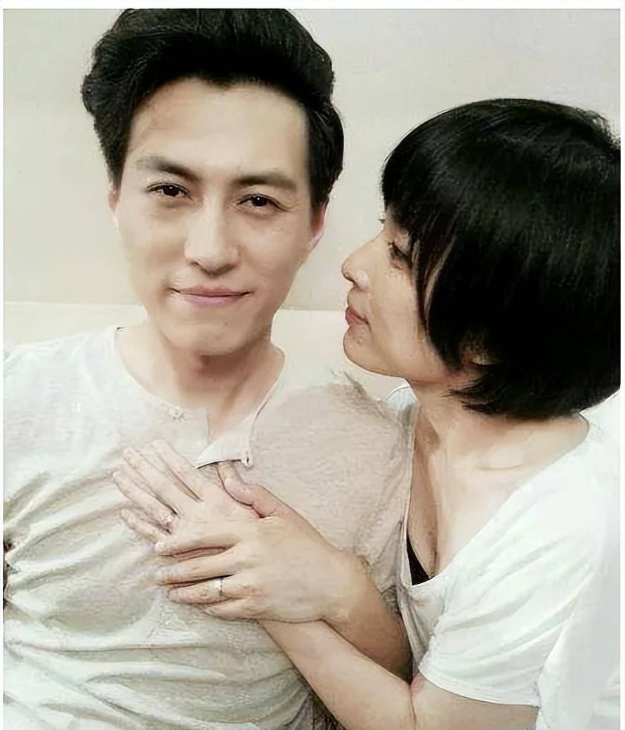 靳东夫妇难得同框,岁月静好,颜值魅力不减,展现成熟魅力_李佳_气质