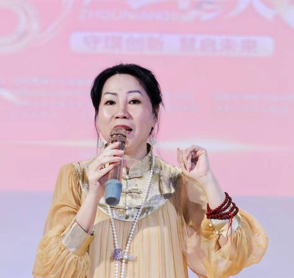 海南省女企业家经济发展促进会会长吴美玉,沈阳宝岩企业集团董事长陈