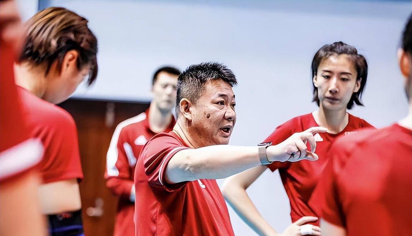 去向曝光,正式上任,蔡斌亮相浙江新职务,远离中国女排主帅争议_球迷