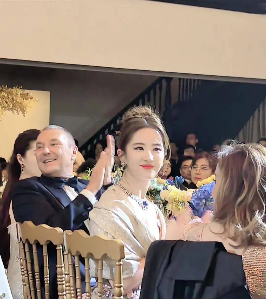 他们并不以后脑勺完美的头型为目标,更符合刘亦菲三十多岁的成熟.