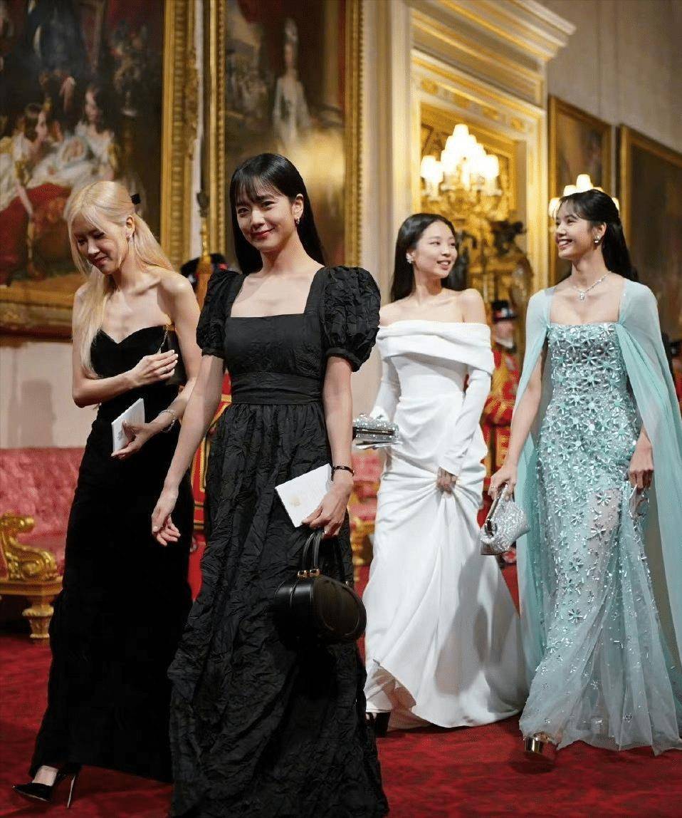 lisa出席白金汉宫参加国宴,没了那层滤镜,整个人显得很黑也很村_娱乐