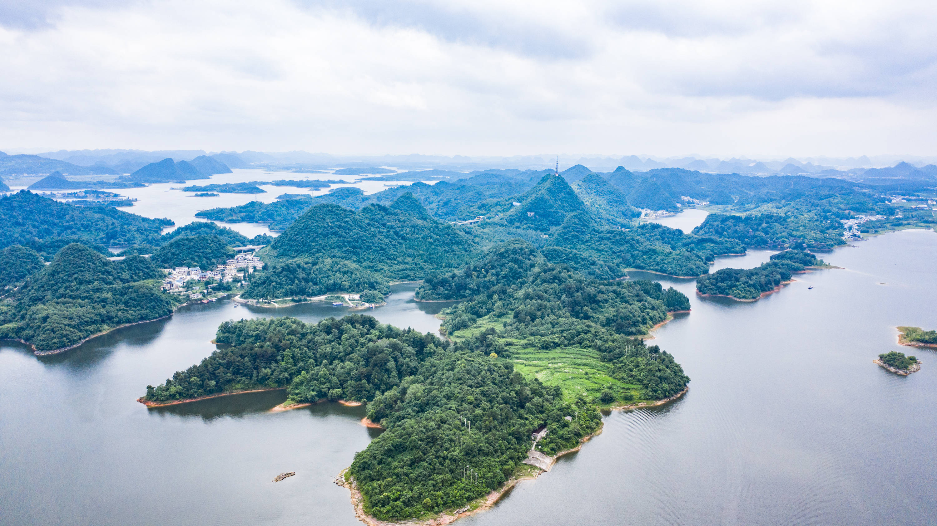 贵州西线黄金旅游第一站,融高原,岩溶,民族风情于一体的湖泊_红枫湖