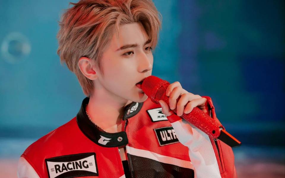 25岁蔡徐坤盛装回归,音乐魅力引十万人关注,华语乐坛再起风云_舞台