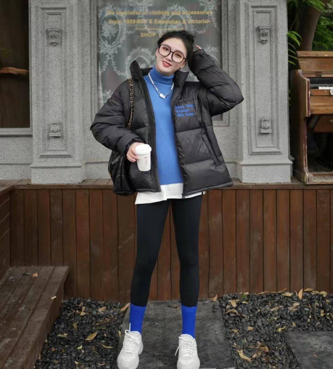 "羽绒服 鲨鱼裤 老爹鞋":2023年最火街拍穿搭,洋气显瘦又增高