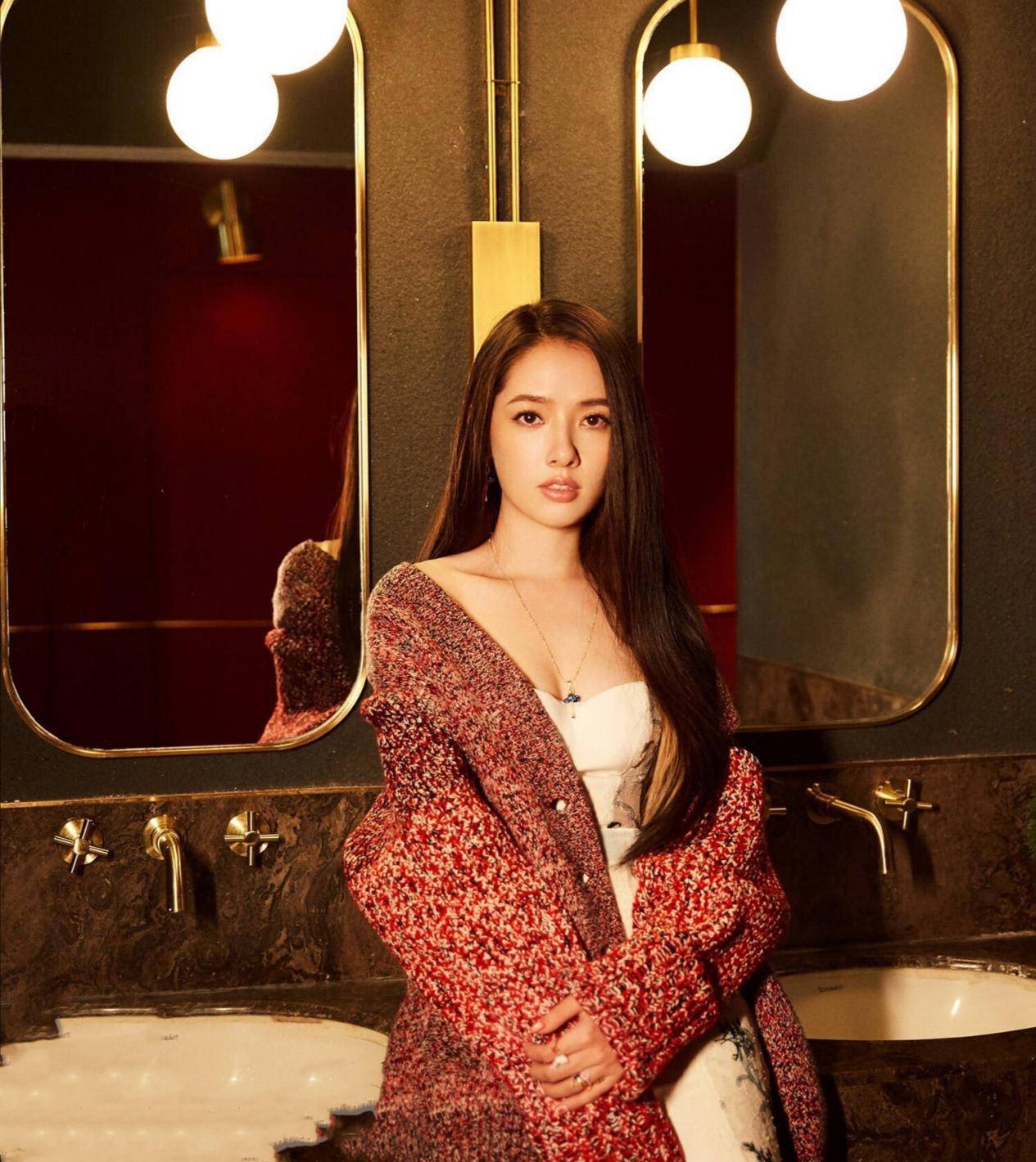 斑马纹衬衫配黑裙很大气,"小向太"没贵妇样儿_郭碧婷_风格_裙装