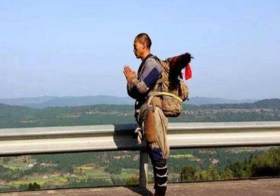 苦行僧释正弘:每走三步一叩首,翻越4大名山,脚上茧比鞋底还厚_佛教