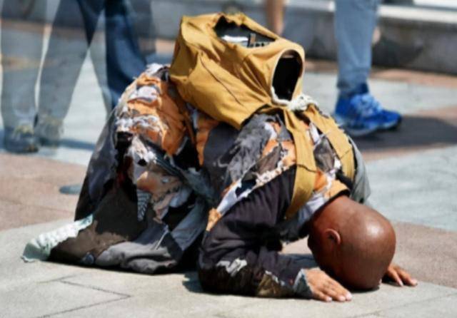 苦行僧释正弘:每走三步一叩首,翻越4大名山,脚上茧比鞋底还厚_佛教