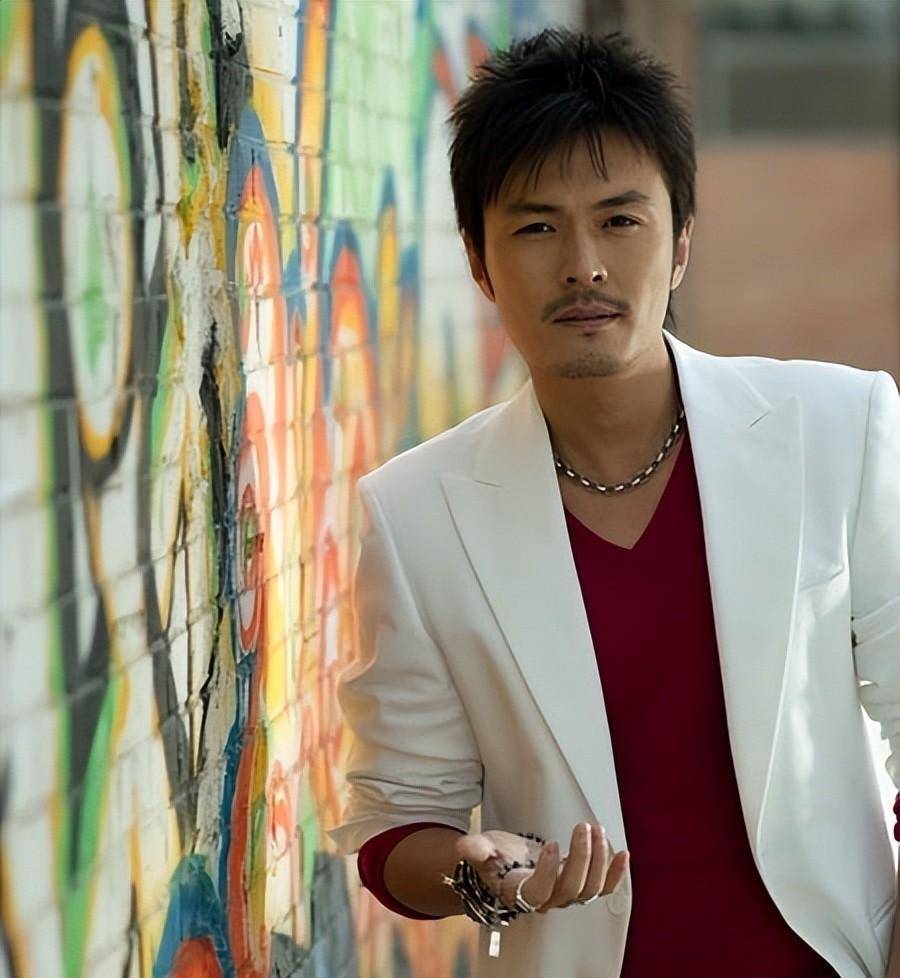 与高圆圆分手后,12年不谈恋爱没有绯闻,47岁娶旺夫妻子后爆红_于小伟