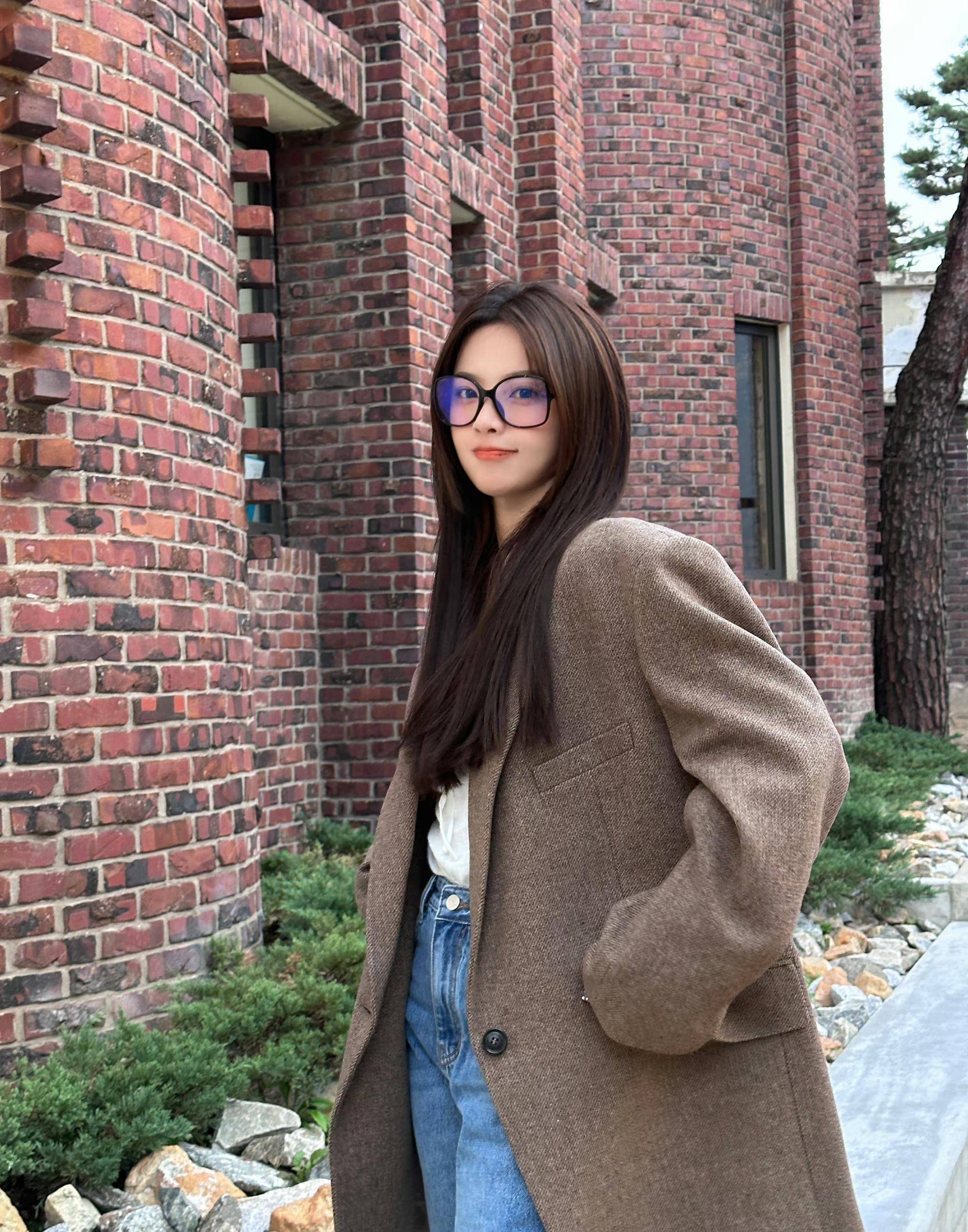 跟着杨超越学习冬天如何穿搭,既时尚又减龄,甜美女生必备