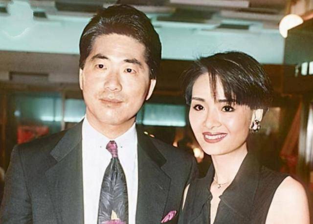 57岁叶子楣复出,暴瘦至81斤"面目全非",宴会多张亲密合照流出