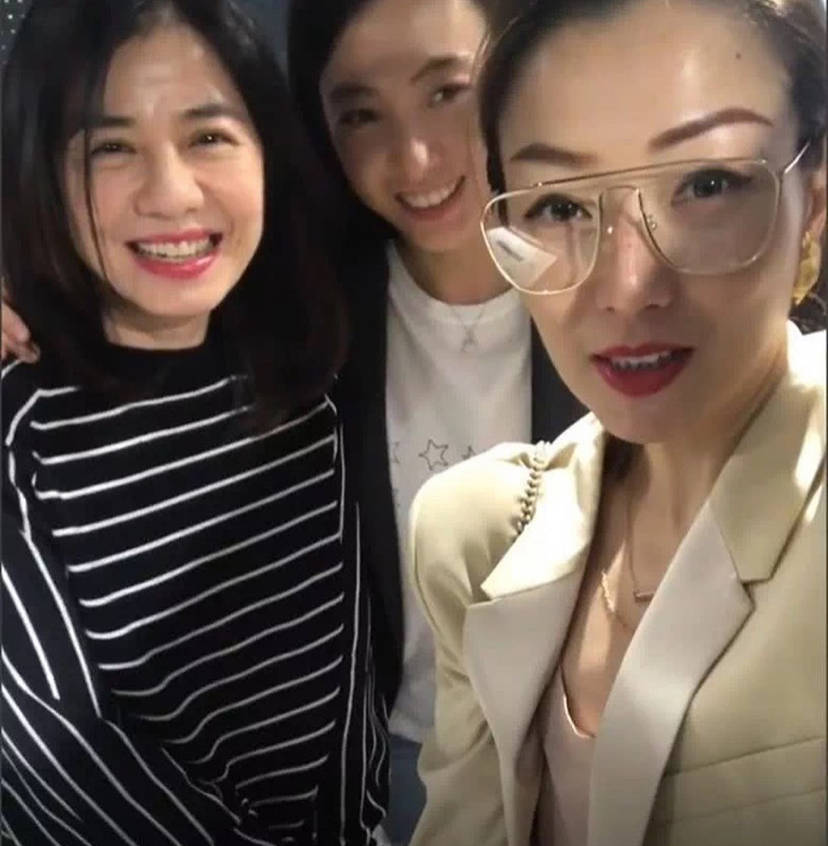 甘比带女儿街头追星,14岁刘秀桦打扮成熟气场强大,穿高跟鞋与母亲身高