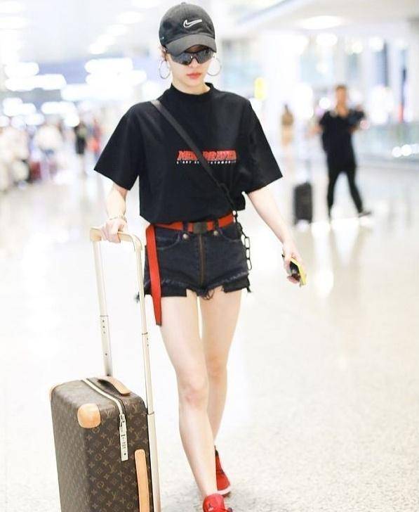 "挤掉"牛仔短裤和黑色短袖,钟楚曦瞬间变身时尚街头女郎!