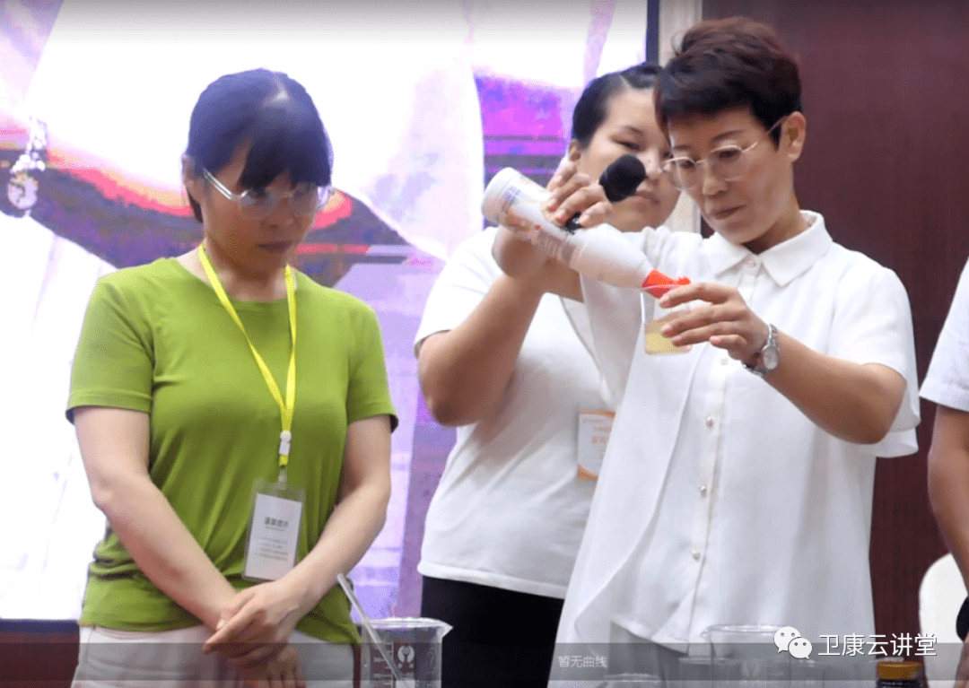 公司优秀讲师梁英老师的讲授《产品解析》环节,将卫康甲壳素,海参氨糖