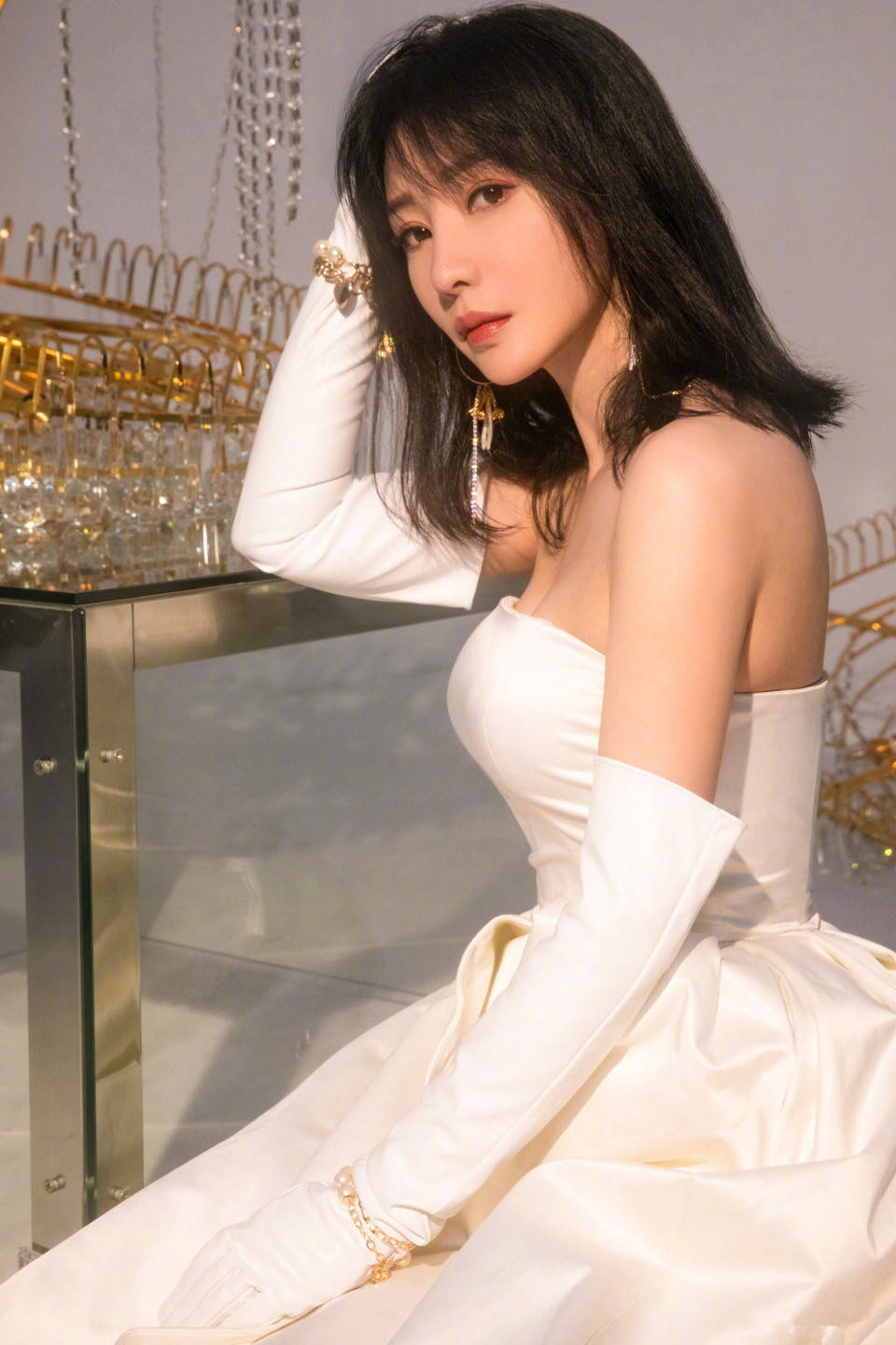 女神柳岩转变风格,健康生活迎接新生,43岁事业线消失撞脸网红_身材