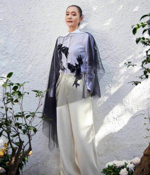 被刘雪华的老年状态惊艳:穿搭得体,巧用配饰,63岁也能优雅高贵_身材