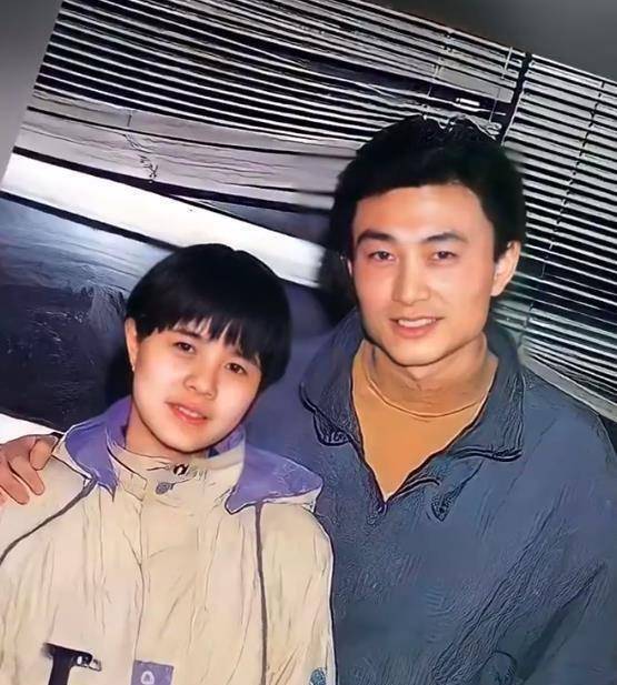 原创金龟子一家四口购物,女儿挺孕肚出镜,王宁认真挑