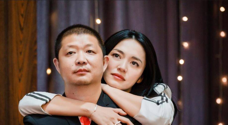 再看《潜伏》,路人逆袭成大明星,盛乡出狱变化太大_姚晨_孙红雷_角色