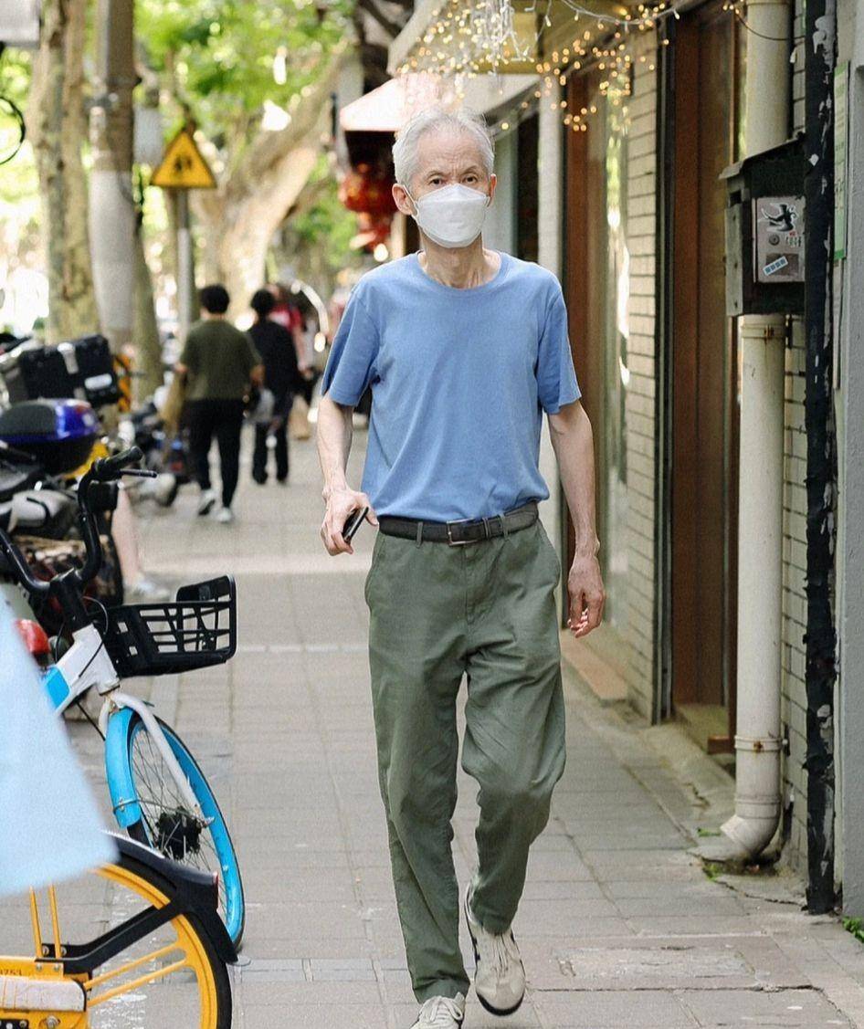 男人年纪大了,夏天应该尝试穿短裤,九分裤,换成更优雅,更时尚的衣服