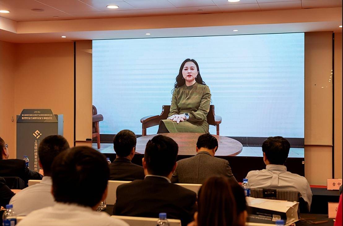 同济大学李岩教授致辞问候重庆国际复合材料股份有限公司首席技术官