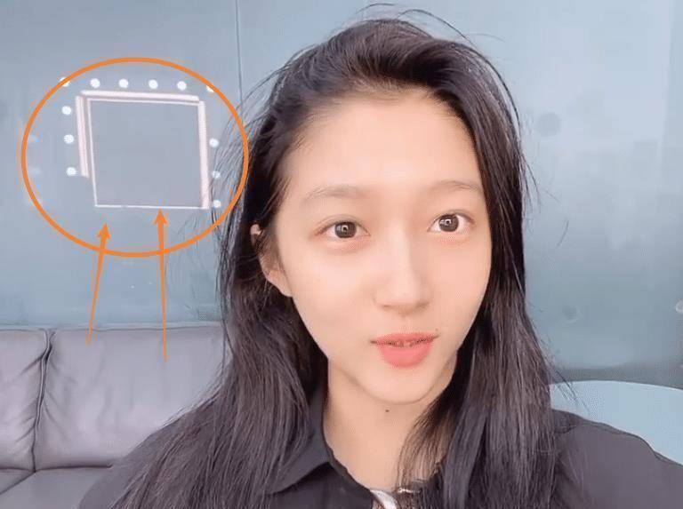 事实上,因为关晓彤坐在化妆镜的灯光前,而他身后的背景也显示出她坐在