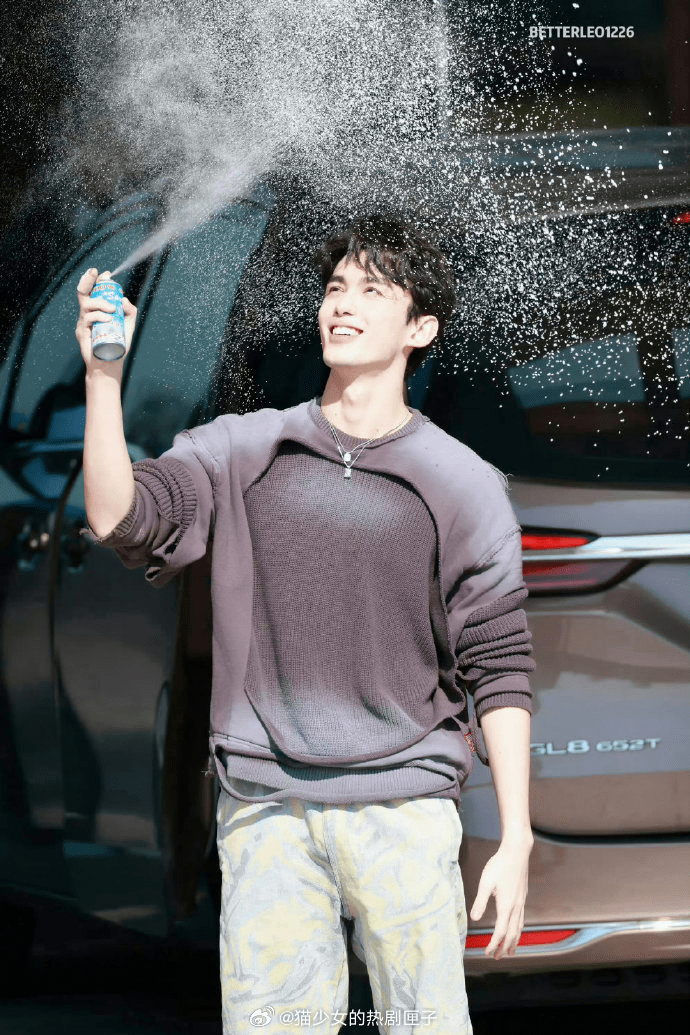 吴磊《你好,星期六》亲雪送爱,网友直呼最浪漫男神!_表演_演艺圈_互动