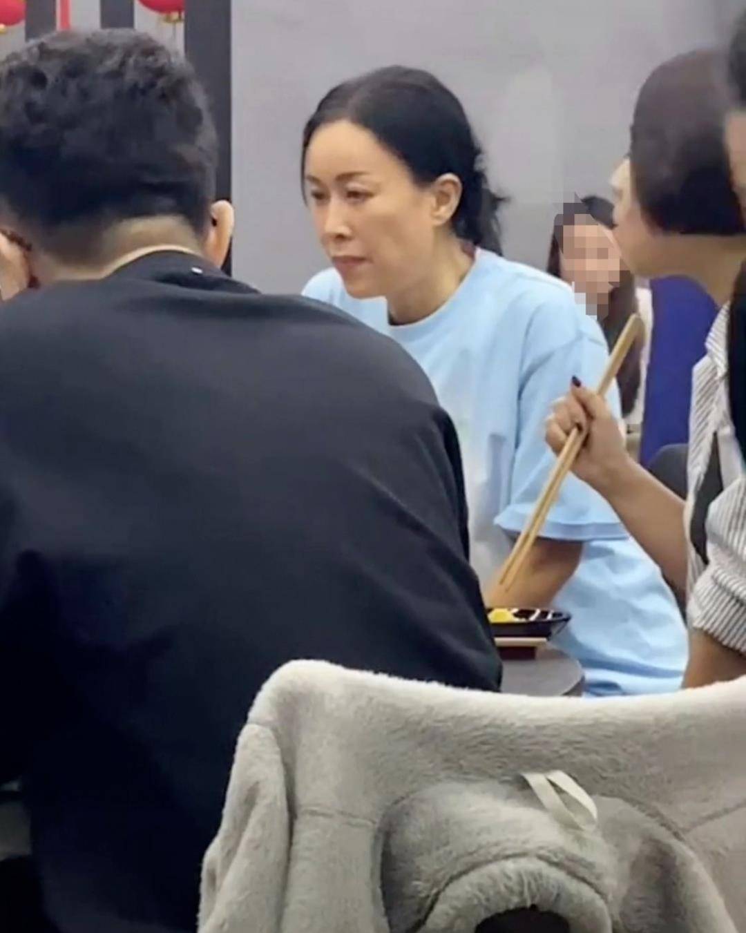 王菲那英喝酒喝得满脸通红,素颜显老态也不在意,跟路边老人无异_化妆
