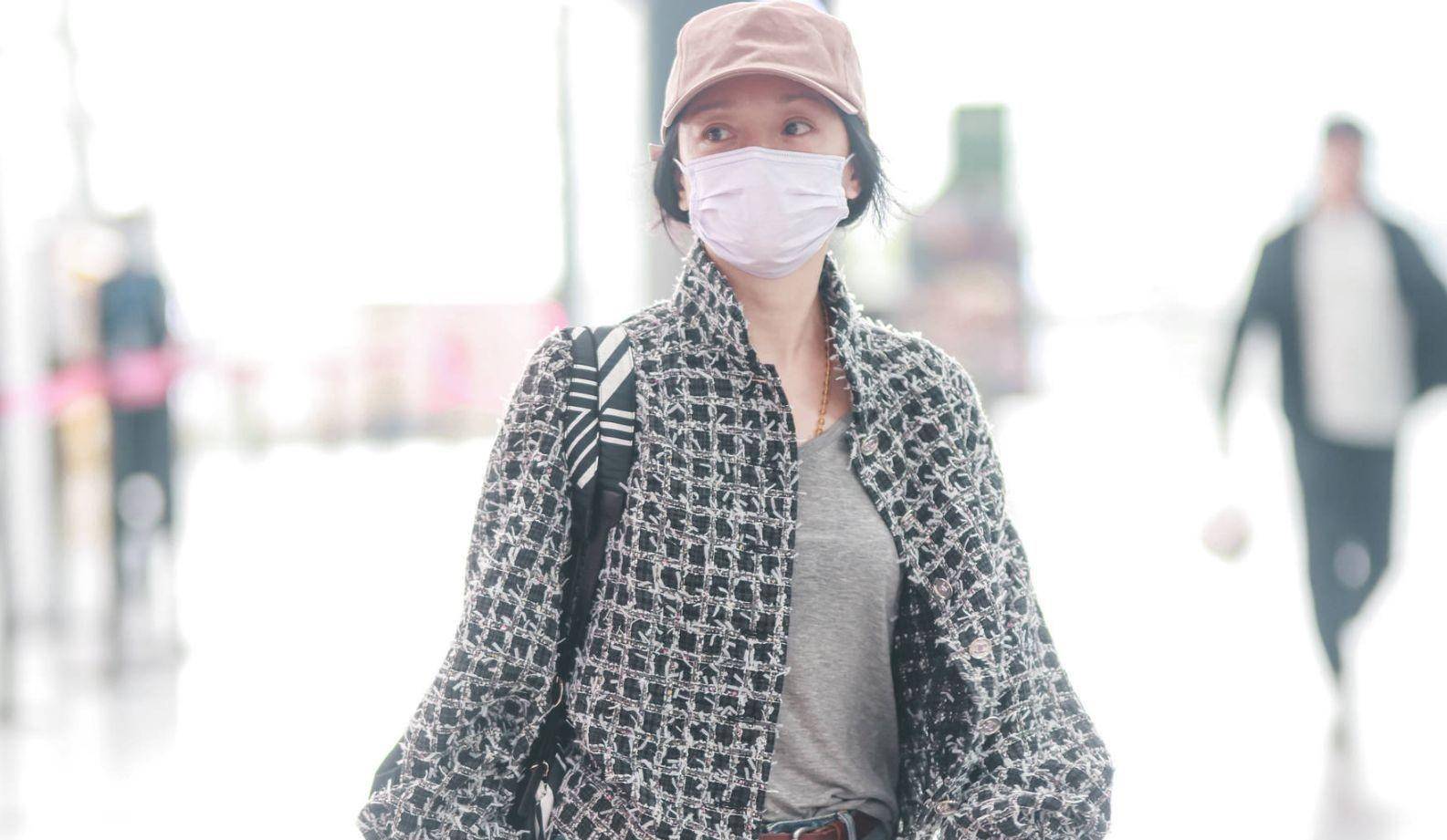 周迅现身成都双流机场,身穿"小香风"外套,优雅干练_时尚_品牌_风格