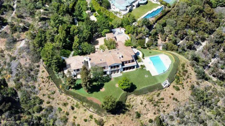 这栋豪宅价值5800万美元,之前是演员史泰龙的房产