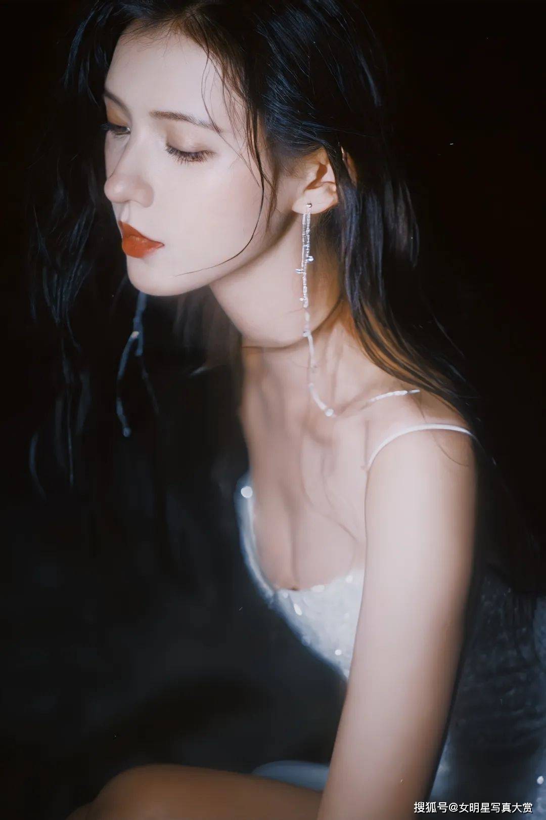 【张予曦唯美写真】白色碎钻吊带裙,魅力诱人,如海的女儿般纯净_礁石