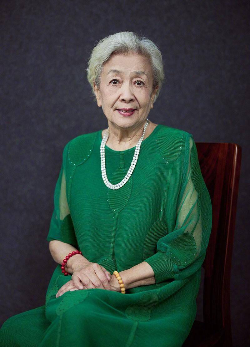 88岁谢芳老了也优雅:白发不染,衣着鲜艳,照样美过年轻人_女性_老年