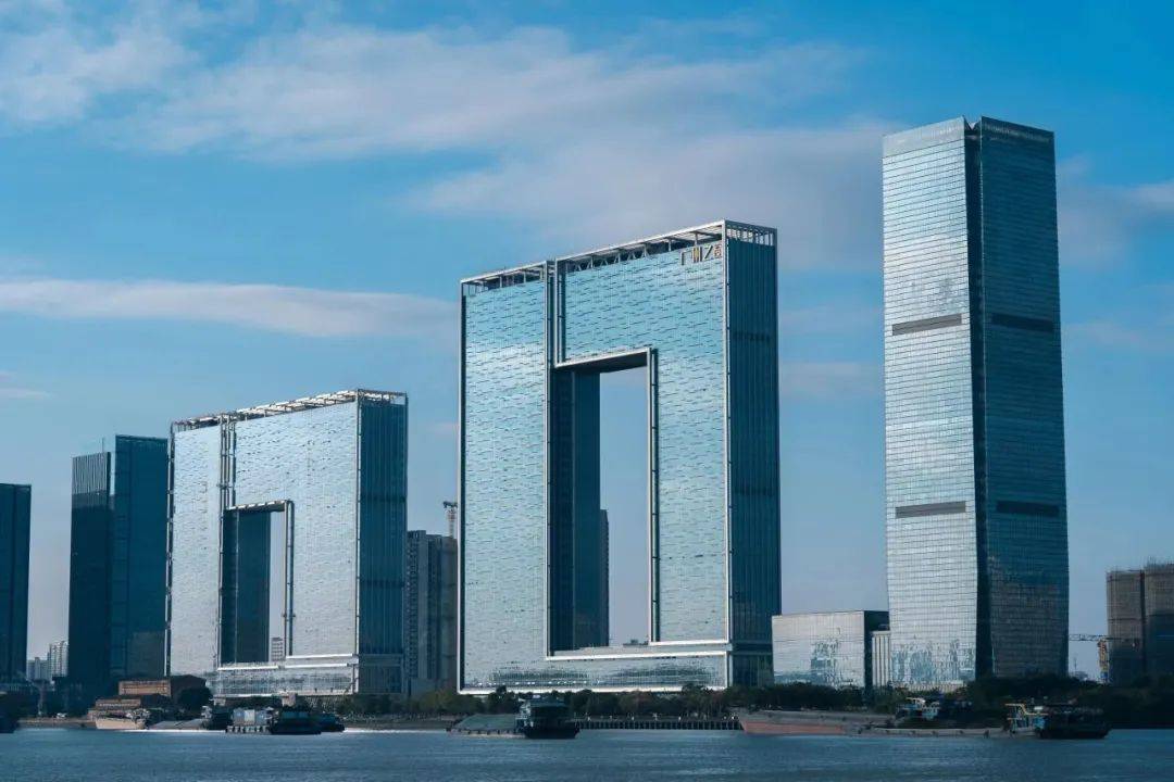 对了,四航局总部就在广州之窗,他们自己建设的.