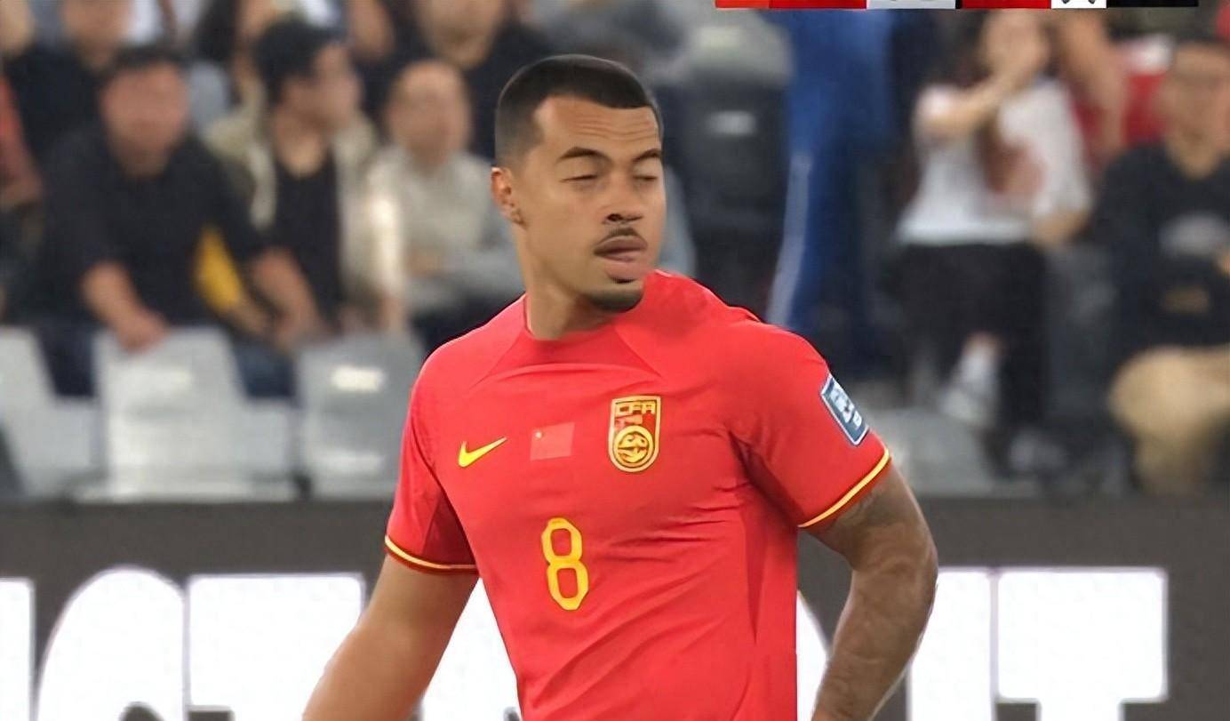 场上散步看戏,这表现真不配拿高薪_李可_球员_国足