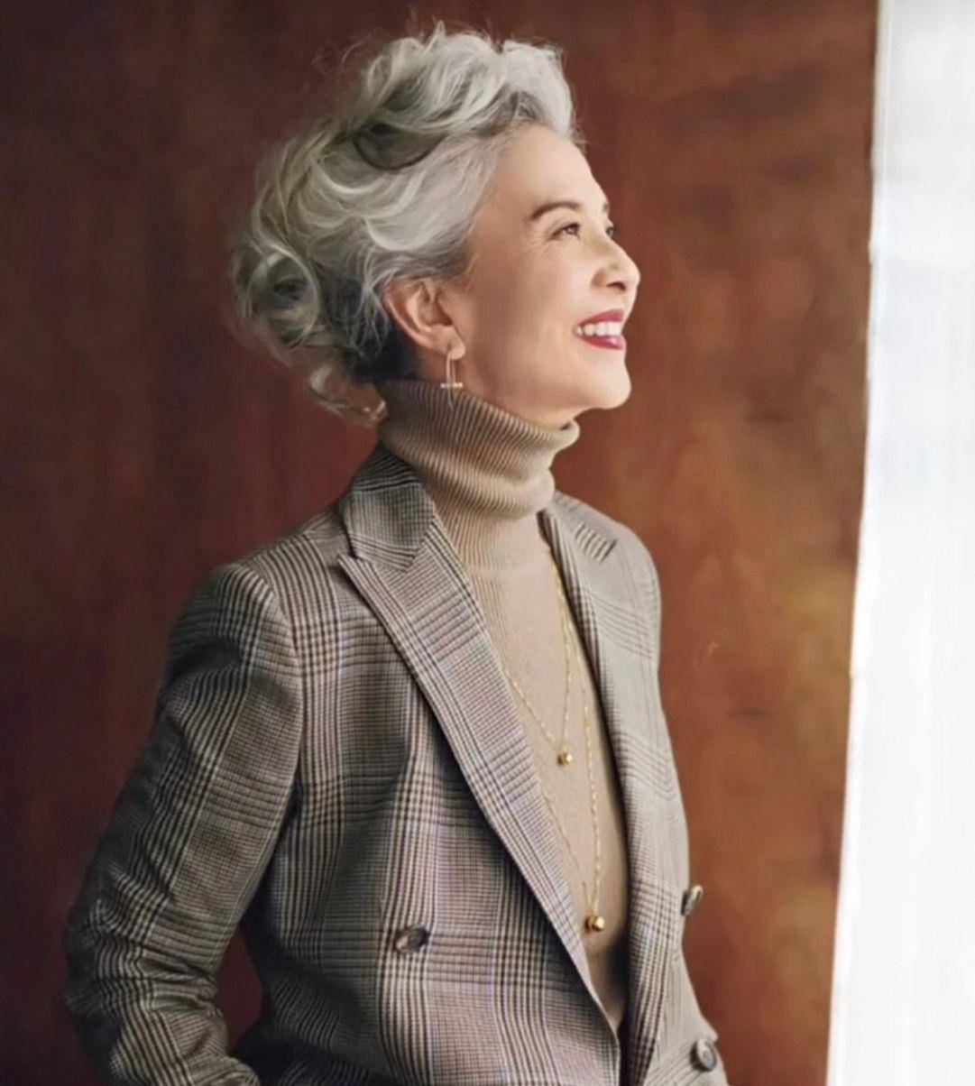 上了年纪的女人,白发=优雅,学这些奶奶们,个个优雅得体值得学_头发