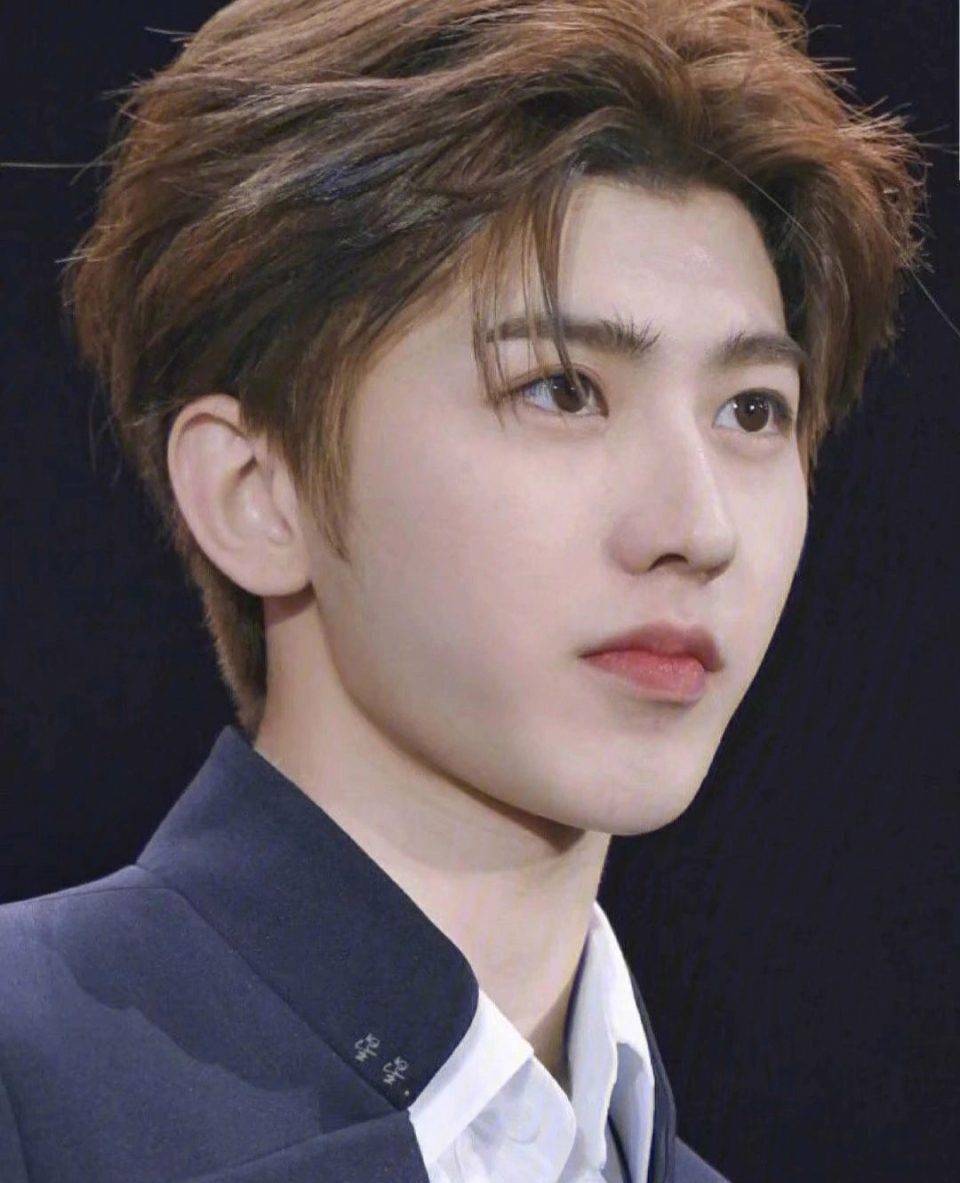 原创25岁蔡徐坤盛装回归,音乐魅力引十万人关注,华语乐坛再起风云