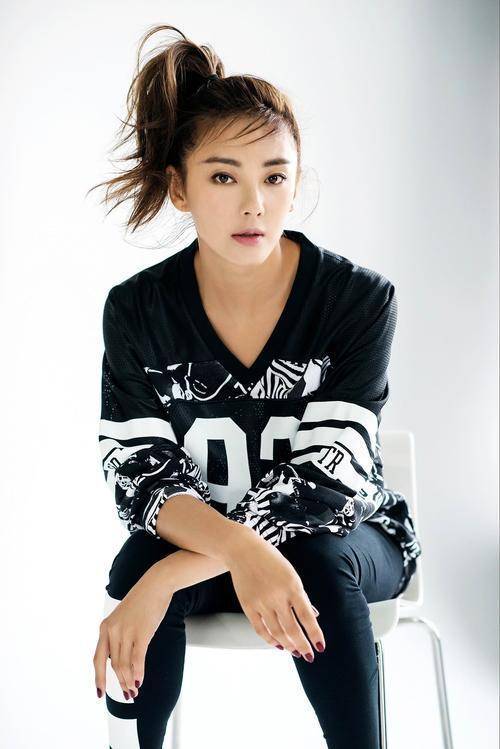 近年来,张雨绮的感情历程颇为曲折,她似乎对年龄较小的男性情有独钟