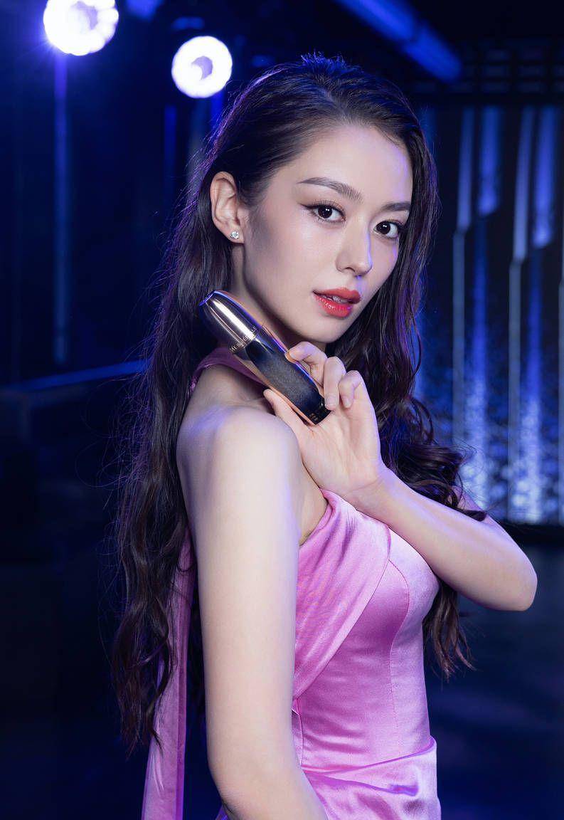 吉娜在这些照片中散发着魅力.