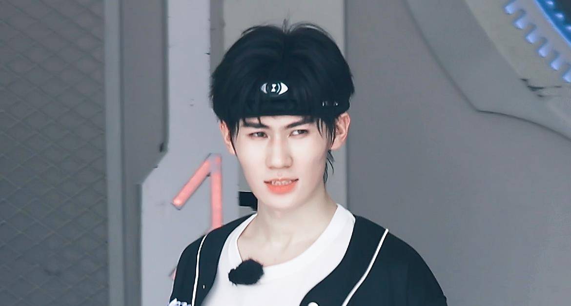 节目刚开始,张真源便表现出明显的紧张和不适,不仅在自我介绍环节表现