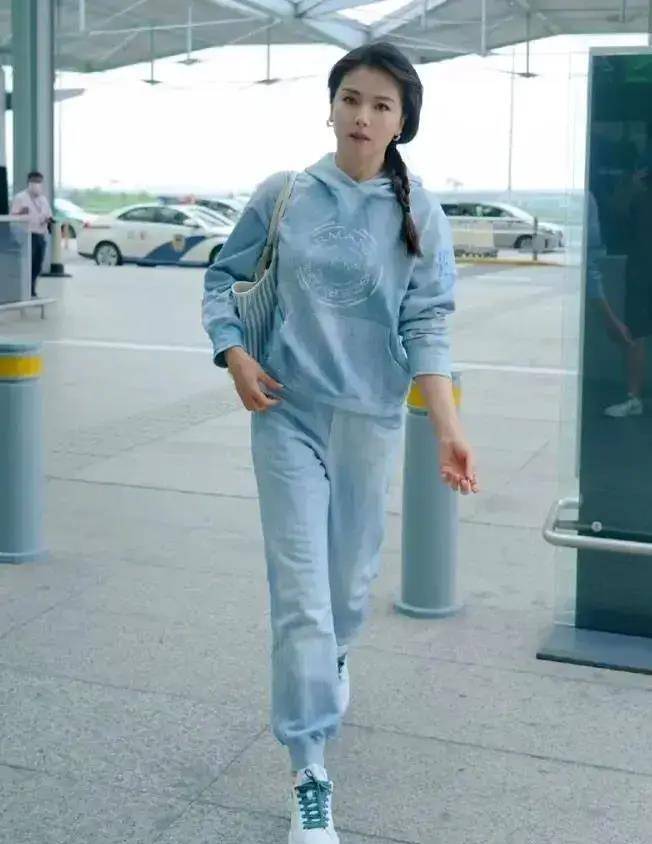 刘涛走机场,一身运动装变化挺大,自拍完之后自己都觉得自己好看_运动
