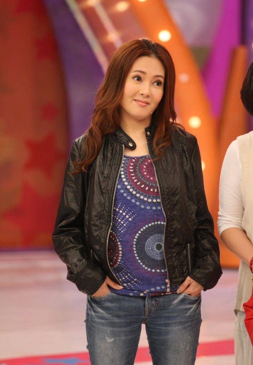 看了57岁李丽珍的穿搭,我发现:身材更胖了,头发烫了,依然时尚优雅