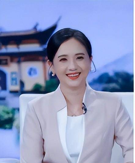 56岁陶慧敏自然老去的样子太美!穿旗袍优雅到骨子里!