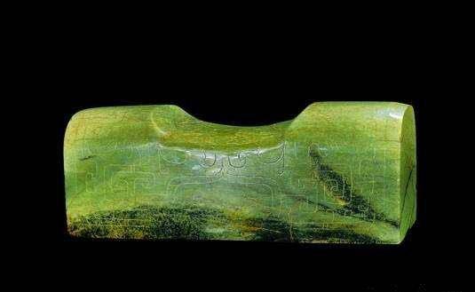 玉枕:顾名思义,是指死者的枕头.