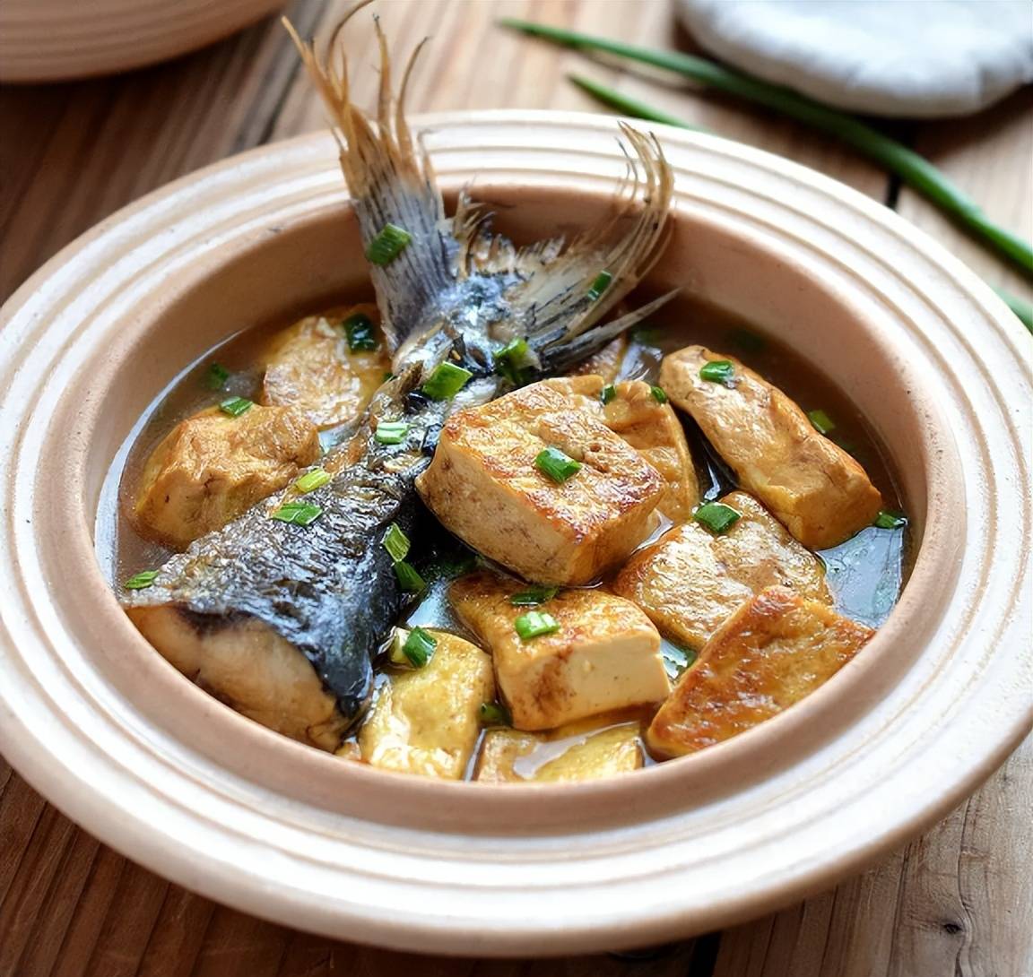 大厨教你鲅鱼炖豆腐的做法,非常适合家庭聚餐食用!