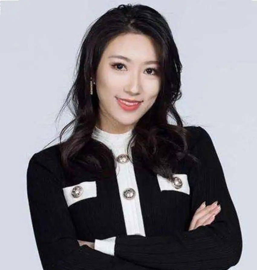 舅舅是陈佩斯,外公是影帝,爸爸是国家一级演员,她却甘愿当网红_张嘉芸