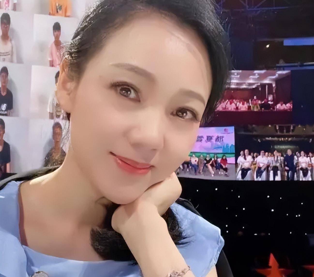 她是著名美女主持人,嫁给神秘老公生下三个孩子,50岁宛如少女_周群